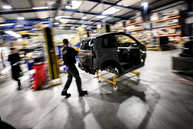 Sur la chaîne de production de voitures électriques Ligier à Bouffere, dans l'ouest de la France en avril 2023. © Photo Loïc Venance / AFP