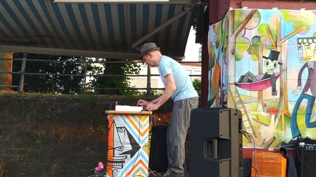 Neoangin aka Jim Avignon live auf dem Waggon am Kulturgleis in Offenbach.