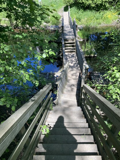 Kävelysilta joen yli