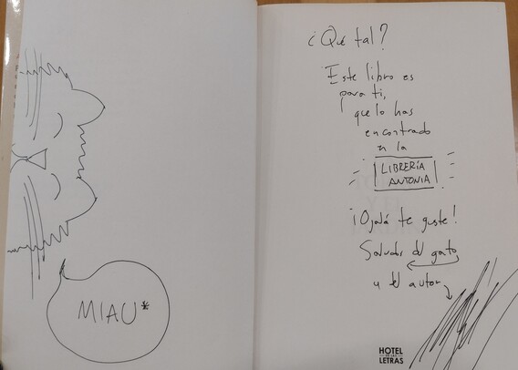 Dos páginas desplegadas. En la orilla de la extrema izquierda, de lado, un dibujo de gato sonríe y tiene un globo de diálogo que dice MIAU* *¡Hola!. En la página de la derecha, la dedicatoria: ¿Qué tal? Este libro es para ti, que lo has encontrado en la LIBRERÍA ANTONIA. ¡Ojalá te guste! Saludos del gato y el autor (firma de Alberto Chimal). Feb. 2023