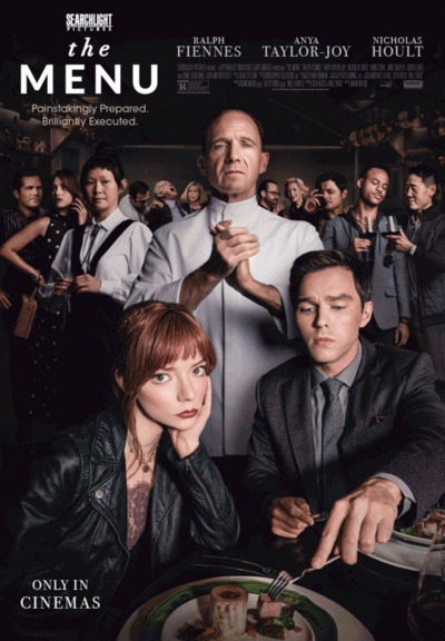 Film poster: Two people at a table in front of a plate with food. The man tries to eat something from the plate. The woman prop up her arm and looks into the camera. Behind them, a chef with white clothes is standing and looks into the camera. He claps his hand together. In background, a bunch of people are standing together.