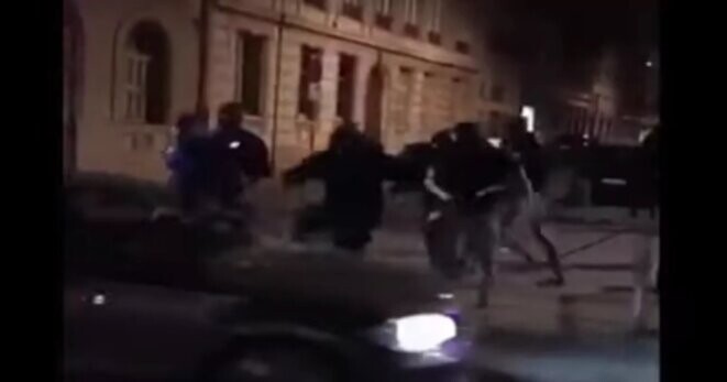 Des passants ont filmé l’attaque de voitures de supporters algériens par des hommes en noir, cagoulés et proférant des insultes racistes. © Capture d’écran vidéo snapchat Ben.Tayga