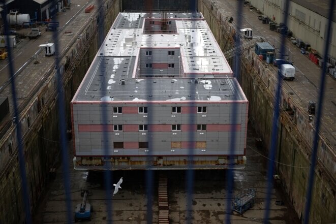 La barge « Bibby Stockholm » lors de sa rénovation à Falmouth, au Royaume-Uni. © BEN STANSALL / AFP