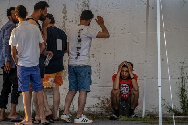 Des survivants du naufrage dans le port de Kalamata le 14 juin 2023. © Photo Angelos Tzortzinis/AFP