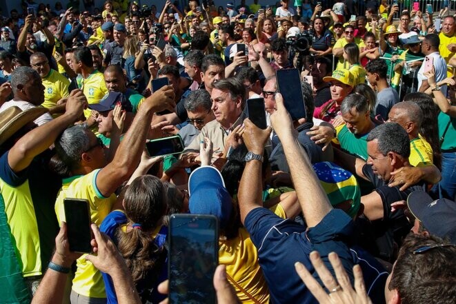 L'ancien président brésilien Jair Bolsonaro entouré de ses partisans à son arrivée au salon Agrishow à Sao Paulo le 30 avril 2023. © Photo Miguel Schincariol / AFP