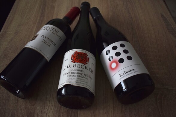 Bild zeigt einen Bordeaux vom Chateau Guillot Clauzel, einen Rheingau Riesling Spätlese Wallufer Oberberg von J.B. Becker und einem Blaufränkisch Kalkofen aus dem Burgenland von Weingut Weninger
