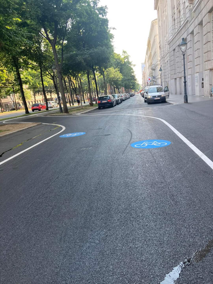 Neu asphaltierte Radweg beim Schottentor, Photo von Michael Bonvalot, im Hintergrund die Parkplätze auf der Nebenfahrbahn (die entgegen der Ankündigung nicht als Radweg genutzt wurde https://twitter.com/MichaelBonvalot/status/1671084813174857728