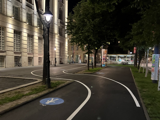 Neue Radweg-Führung beim Schottentor - gefährliche Kreuzung zwischen Fußgänger- und Radverkehr, Foto von https://twitter.com/JohannSchnei/status/1669280497707495425