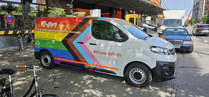 ein elektrischer Bus, der mit der Regenbogenfahne foliert wurde