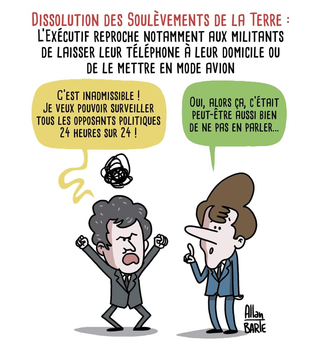 Titre du dessin : Dissolution des Soulèvements de la Terre : L’Exécutif reproche notamment aux militants de laisser leur téléphone à leur domicile ou de le mettre en mode avion  Darmanin pique une crise de colère : - C’est inadmissible ! Je veux pouvoir surveiller tous les opposants politiques 24 heures sur 24 !  Macron un peu embêté : - Oui, alors ça, c’était peut-être aussi bien de ne pas en parler...