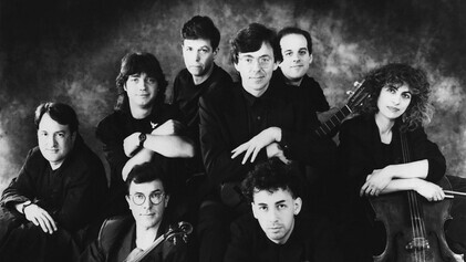 Formación original de Penguin Cafe Orchestra, con Simon Jeffes en el centro. Foto promocional.
