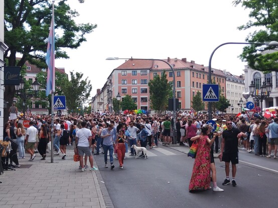 Crowds of people watching the parade at the CSD in Munich