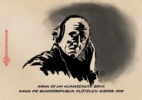 Illustration: Looses Bildzitat vom Plakat des Films „Das Leben der Anderen“-Ein Mann mit Kopfhörer beim Abhören.
Textzeile: Wenn es um Klimaschutz geht, kann die Bundesrepublik plötzlich wieder DDR