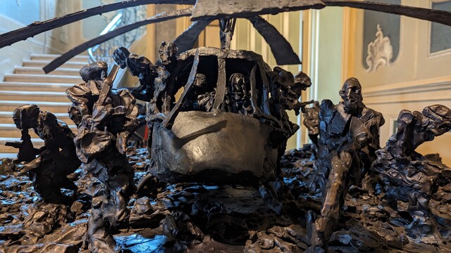 Bronzeskulptur Hubschrauber mit Soldaten.