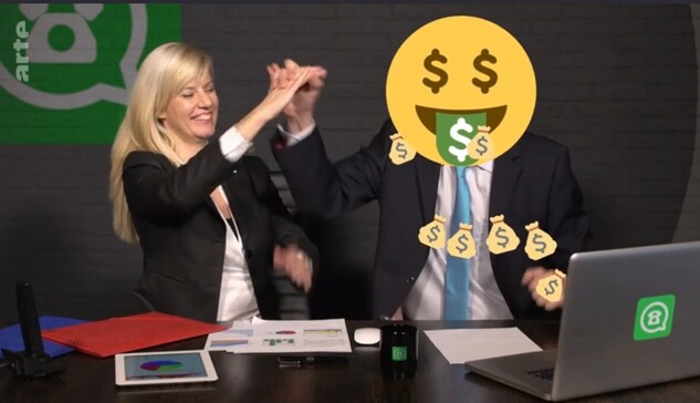 Deux personnes en costume de travail dans un bureau en train de travailler devant un laptop. Une femme aux long cheveux blonds et l'air satisfait tape dans la main de son collègue dont la tête est remplacée par un emoji "yeux et langue dollar" 🤑. Des petits emojis bourses de dollars sortent de l'ordinateur.