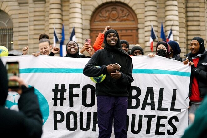 Les Hijabeuses protestent devant le Sénat à Paris, le  26 janvier 2022. © Photo Sarah Witt / Hans Lucas via AFP