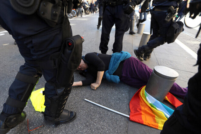 Geneviève Legay à terre après une charge des policiers lors d'une manifestation à Nice, le 23 mars 2019. © Photo Valéry Hache / AFP