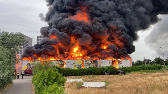 A large building engulfed in flames, this was Keilewerf 1 in Rotterdam, home to many companies, hobbyists and Hackerspace Pixelbar.