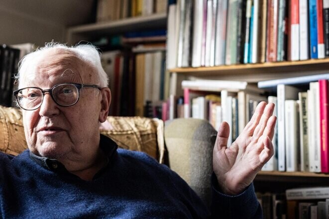 Étienne Balibar dans son bureau en mars 2022. © Photo Sébastien Calvet / Mediapart