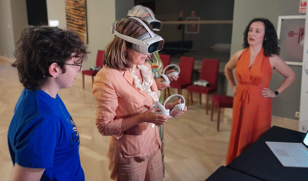 Consejera de Empleo de la Junta de Andalucía y las gafas de realidad virtual