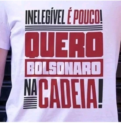 Camisa branca com frases em preto e vermelho dizendo que inelegível é pouco, queremos bolsonaro na cadeia.