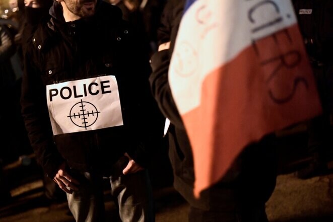 Une manifestation de policier devant la mairie de Viry-Châtillon, le 8 novembre 2016 © MIGUEL MEDINA / AFP