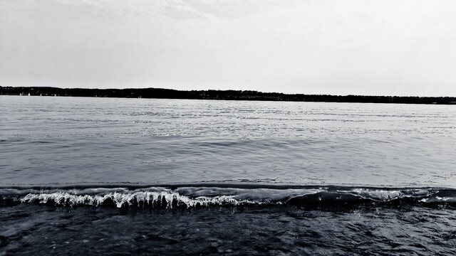 Murmuro de las olas del río San Lorenzo; ahora acompañado de la música, el lenguaje propio de Germán Bringas.