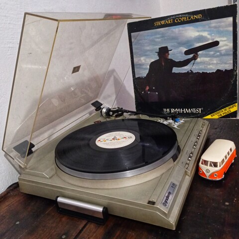 Toca discos Gradiente com o vinil. E uma miniatura de Kombi.