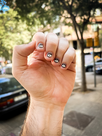 Me he pintado unos ojos en las uñas