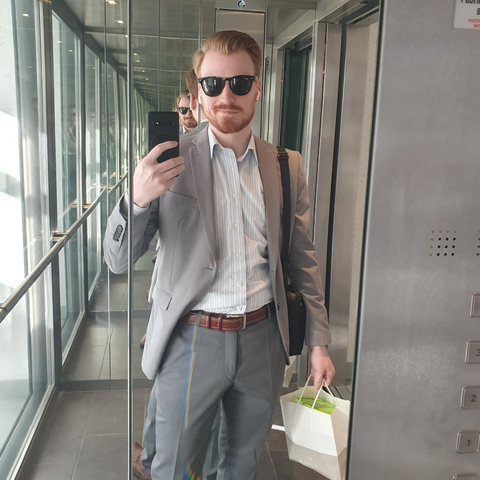 Fahrstuhlselfie von moepi: Heute ganz untypisch im unverschämt gut sitzenden Anzug mit Sonnenbrille