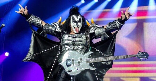 Foto de Gene Simmons, bajista de Kiss, con su disfraz alado.