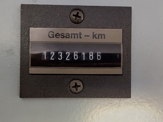 Der Kilometerzähler eines ICE2 zeigt den Kilometerstand 12326186