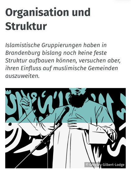 Ein bärtiger Prediger steht mit erhobenem Zeigefinger vor einer schwarzen Fahne mit weißer arabischer Schrift und spricht in ein Mikrophon.