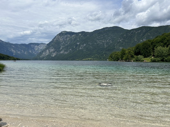 Výhled na jezero Bohinj a skály kolem ze strany mostu
