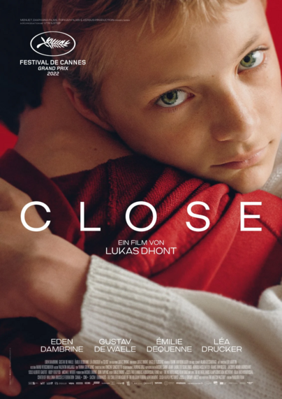 Filmposter: Ein Junge schaut in die Kamera und umarmt eine anderen Jungen. Der Hintergrund und der Hoodie des anderen Jungen sind rot. Im Vordergrund der Titel "CLOSE".