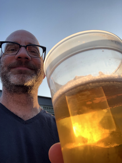 Ich mit einem leuchtendem Becher Bier