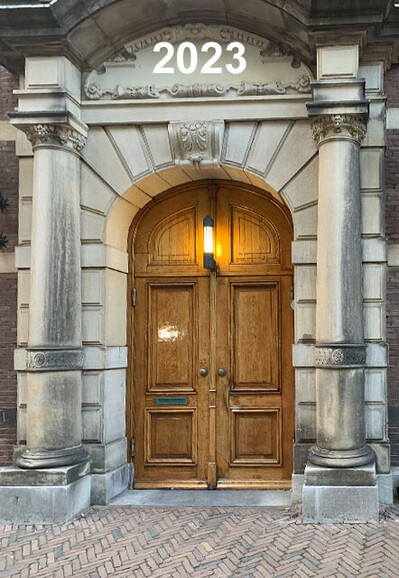 Een foto van de gesloten deur van het Ministerie van Algemene Zaken, met het label '2023'.