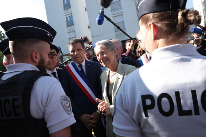 La première ministre Élisabeth Borne échange avec des policiers de Lisieux (Calvados), jeudi 6 juillet. © Photo Lou Benoist / AFP