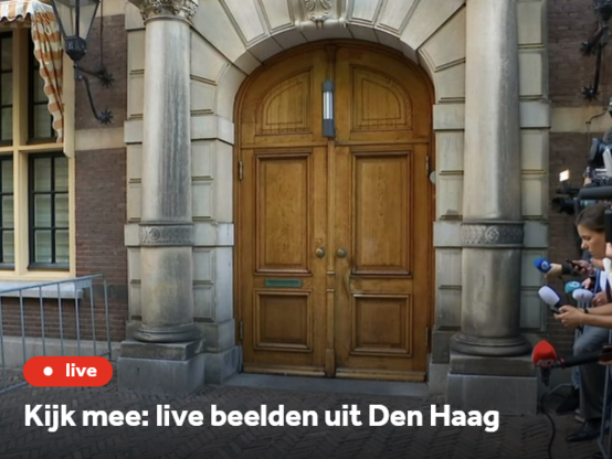 Een foto van de deur van het Ministerie van Algemene Zaken met daarbij de tekst 'Kijk mee: live beelden uit Den Haag'.