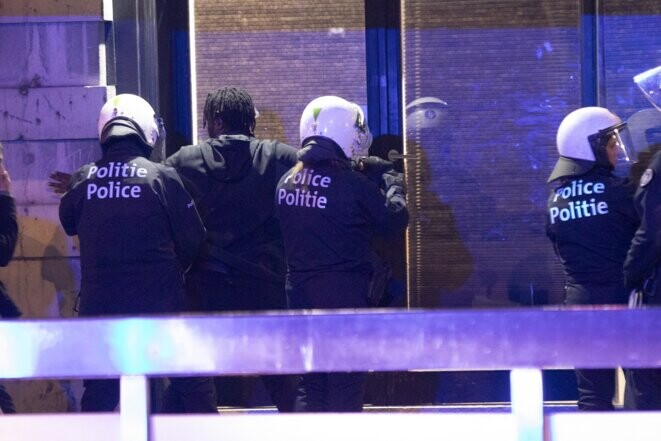 Le 29 juin à Bruxelles, la police quadrille les quartiers populaires où des personnes manifestent pour Nahel. © Hatim Kaghat / Belga Photo via AFP