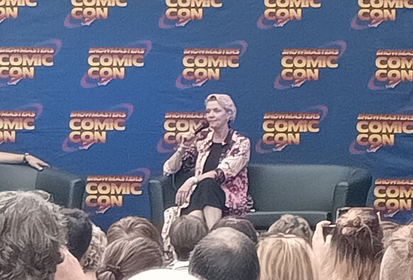 Amanda Tapping from Stargate SG-1 and Supernatural, giving a talk at LFCC 2013