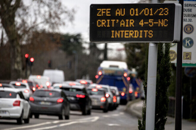 Un panneau indique la réglementation sur une zone à faibles émissions à Toulouse en janvier 2023. © Photo Frédéric Scheiber / Hans Lucas via AFP