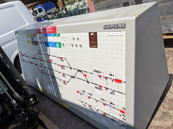 Der alte Stelltisch des Bahnhofes Tullnerbach.

Zu sehen ist ein grauer Kasten, auf dem viele weiße Kästchen zu erkennen sind. Manche Kästchen haben schwarze Striche oder rote und graue Druckknöpfe. Insgesamt ist mit den Strichen das Gleisschema des Bahnhofes Tullnerbach vor dem Umbau abgebildet.
Oben rechts auf dem Kasten steht Siemens geschrieben.