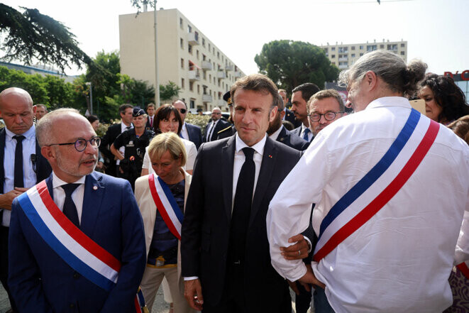 Emmanuel Macron lors de sa visite du quartier Benza à Marseille le 28 juin 2023. © Photo Guillaume Horcajuelo / Pool / AFP