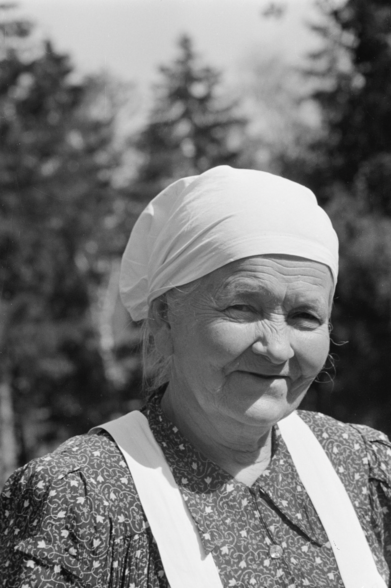 vanha nainen huivi päässä