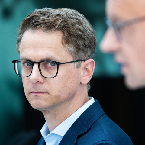 #CDU-Generalsekretär und Wirtschafts-Lobbyist #Linnemann der seinen argwöhnischem Blick gen Merz richtet