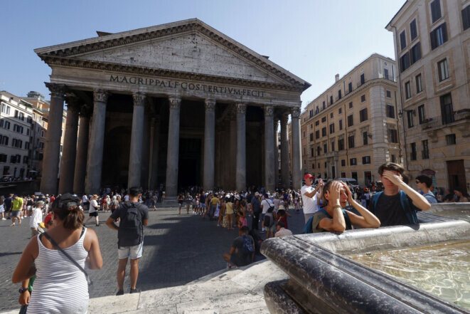 Des touristes tentent de se rafraîchir dans une fontaine près du Colisée à Rome, le 14 juillet 2023 © Riccardo De Luca / Anadolu Agency via AFP