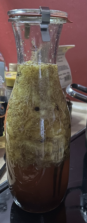 Flasche mit Zutaten für Feigenlikör