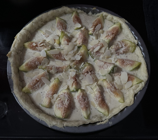 Tarteform mit Teig, belegt mit Feigen, getippt mit Eier-Sahne-Mischung