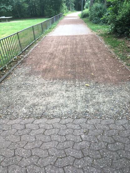 gepflasterter Fuß- und Fahrradweg, an 3 Stellen notdürftig unfertig ausgebessert